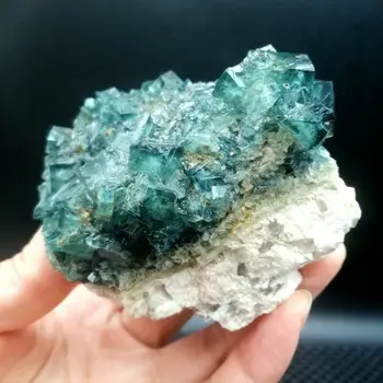 Естествени зелени кристали флуорит осмостенна образци на планински скали