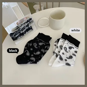 Drop Ship Top Ница White Black Bandana Paisley Pattern Crew Socks Градинска облекло на Жените Хип-хоп Мода Harajuku Ежедневни дамски Чорапи