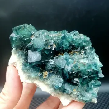 Естествени зелени кристали флуорит осмостенна образци на планински скали